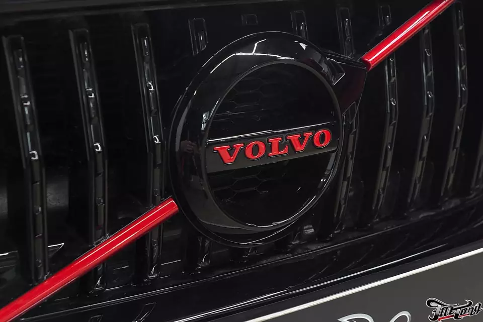 Volvo V40 Cross Country. Удаление хрома и окрас в черный глянец.